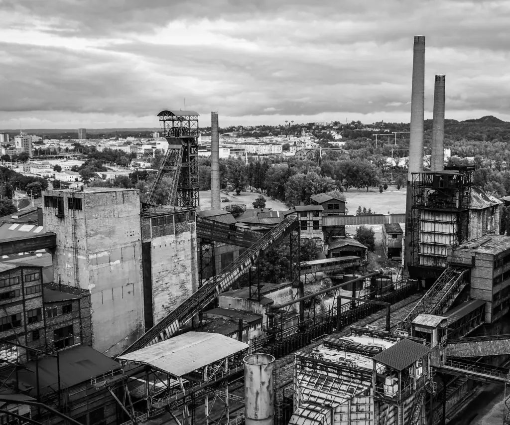 Industriální areál Dolní oblasti Vítkovic s historickými ocelovými konstrukcemi a moderním kulturním prostorem.